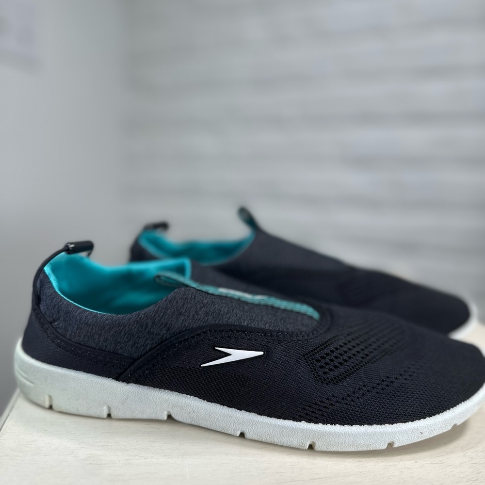 Speedo Original Surfwalker shoes. Size 9-10. Black with teal.
